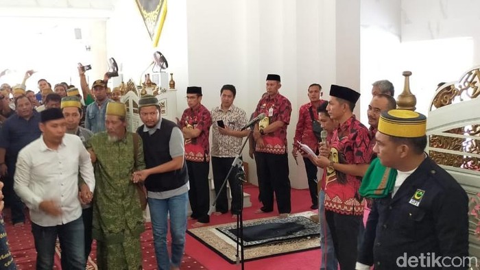Puang Lallang dan pengurus MUI Gowa menandatangani perjanjian damai di Masjid Raya Syekh Yusuf, Sungguminasa (MN Abdurrahman/detikcom)