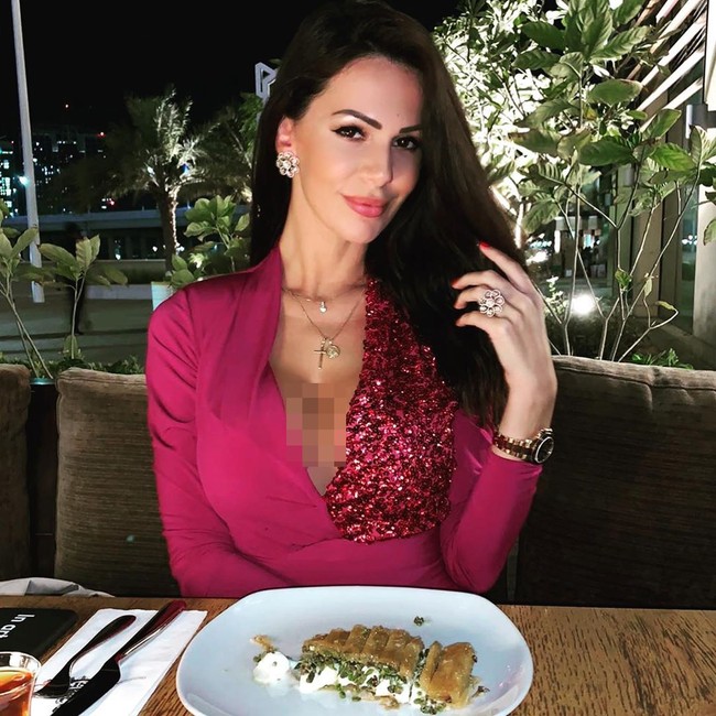 Setelah viral ia jadi semakin terkenal. Tapi Erjona juga sempat jadi kontroversi karena menyebut banyak pemain bola yang berorientasi seksual gay. Aku tidak tahu mengapapa homoseksual masih menjadi masalah sampai saat ini. Aku pikir itu akan berubah. Ada banyak homoseksual yang dunia sepabola, ucapnya kepada Serbia News. Foto: Instagram