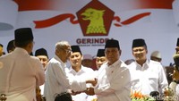 Pantauan detikcom, di DPP Partai Gerindra, Ragunan, Pasar Minggu, Jakarta Selatan, Kamis (6/2/2020), Prabowo awalnya memberikan potongan tumpeng pertama kepada politikus senior Partai Gerindra, Permadi. Potongan tumpeng kemudian diberikan ke Wakil Ketua Dewan Pembina Gerindra, Rachmawati Soekarnoputri.