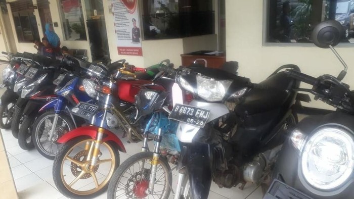 Lima pelaku pencurian motor di Kabupaten Bekasi, Jawa Barat, ditangkap. Pelaku membawa senjata tajam dan senjata api mainan saat beraksi.