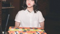 Terlihat sangat imut, jelas saja usia Zara Adhisty kini masih 16 tahun. Lihat saja pose imutnya satu ini saat menunggu makanan yang telah ia pesan. Foto: Istimewa