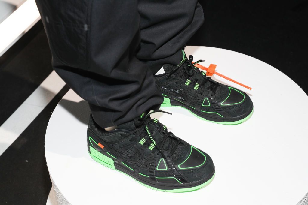 Sneakers Nike x Off-White NEW YORK, NEW YORK - FEBRUARY 05: Nike shoes are seen on display during the 2020 Tokyo Olympic collection at The Shed on February 05, 2020 in New York City. (Photo by Bennett Raglin/Getty Images)