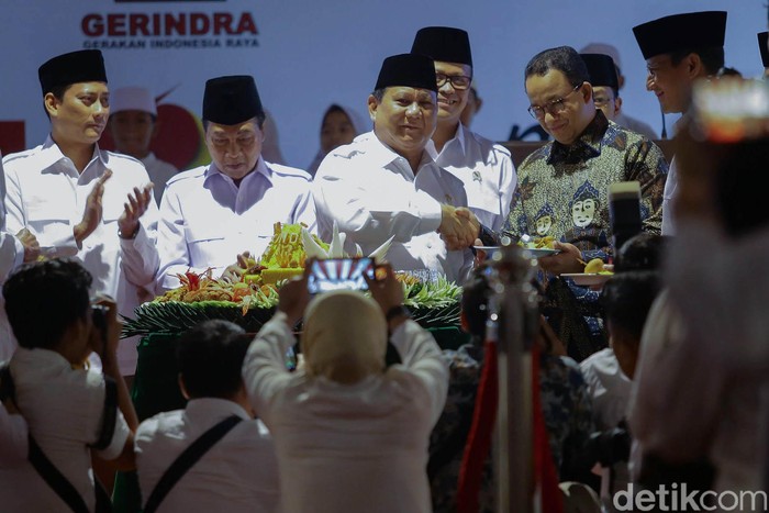 Momen Anies-Sandi Dapat Potongan Tumpeng dari Prabowo Ketum Partai Gerindra Prabowo Subianto melakukan prosesi potong tumpeng dalam perayaan HUT ke-12 Gerindra. Prabowo memberikan potongan tumpeng kepada Anies-Sandi.