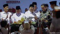 Ini momen saat Prabowo memberikan potongan tumpeng kepada Gubernur DKI Jakarta Anies Baswedan dan Wakil Ketua Dewan Pembina Gerindra, Sandiaga Uno.