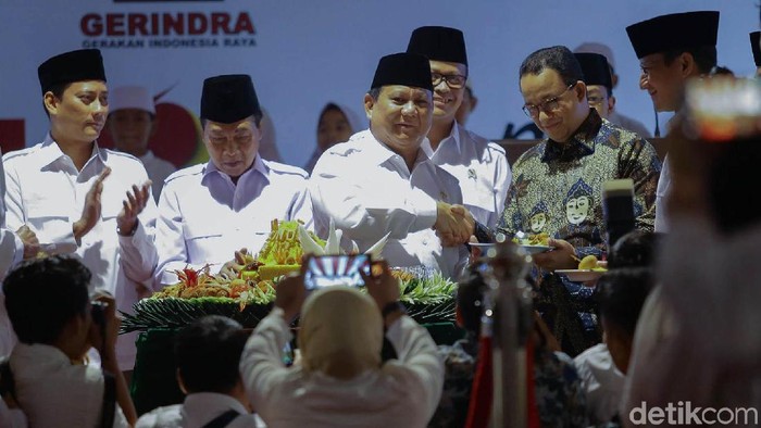 Ketum Partai Gerindra Prabowo Subianto melakukan prosesi potong tumpeng dalam perayaan HUT ke-12 Gerindra. Prabowo memberikan potongan tumpeng kepada Anies-Sandi.
