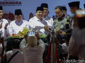 Beri Potongan Tumpeng, Prabowo Dinilai Pagari Anies dari Partai Lain