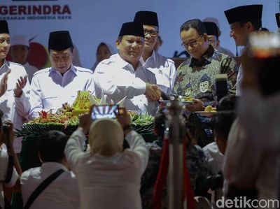 Momen Anies-Sandi Dapat Potongan Tumpeng dari Prabowo