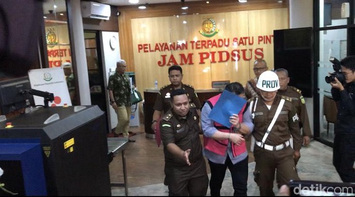 Direktur PT Maxima Integra, Joko Hartono Tirto menutup muka. (Rolandi FS/detikcom)