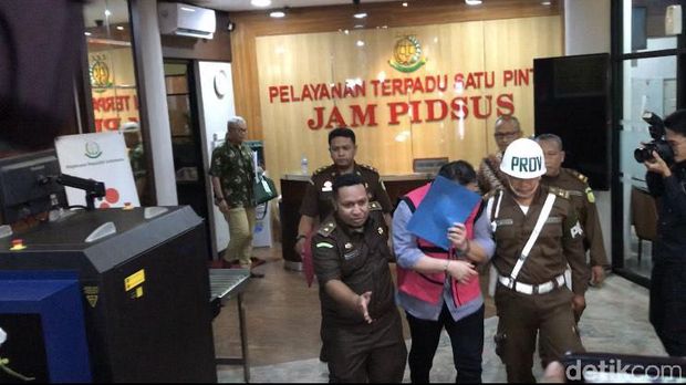Direktur PT Maxima Integra, Joko Hartono Tirto menutup muka. (Rolandi FS/detikcom)