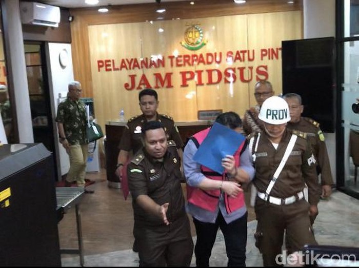 Direktur PT Maxima Integra, Joko Hartono Tirto menutup muka. (Rolandi FS/detikcom)