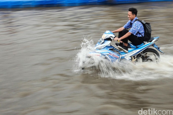 Terobos Banjir Tangerang Sejumlah pengendara nekat terobos banjir di Jalan Raya Villa Mutiara Indah, Periuk, Tangerang, Kamis (6/1/2020). Banjir yang melanda kawasan ini sudah memasuki hari ke-5.