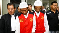 Dua eksekutor pembunuh Edi Chandra Purnama alias Pupung dan Muhammad Adi Pradana alias Dana yaitu Kusumawanto alias Agus dan Muhammad Nursahid alias Sugeng tertunduk saat hendak memasuki ruang sidang di PN Jakarta Selatan, Kamis (6/2/2020).