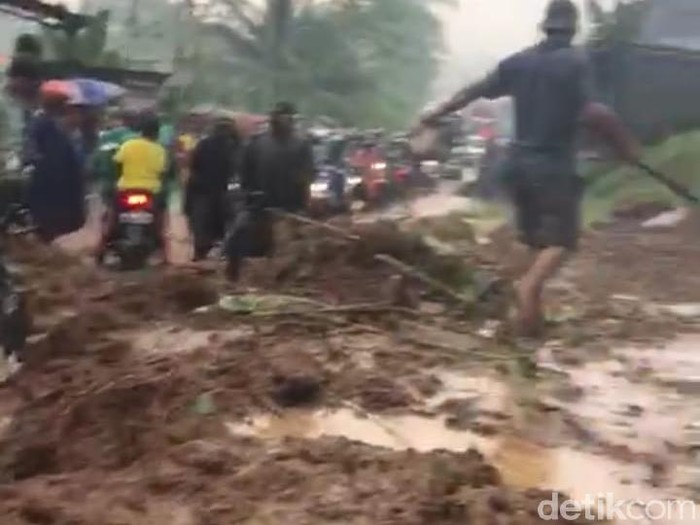 Jalur Wonosobo-Purworejo longsor, Kamis (6/2/2020).