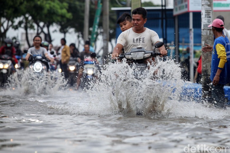 Terobos Banjir Tangerang Sejumlah pengendara nekat terobos banjir di Jalan Raya Villa Mutiara Indah, Periuk, Tangerang, Kamis (6/1/2020). Banjir yang melanda kawasan ini sudah memasuki hari ke-5.