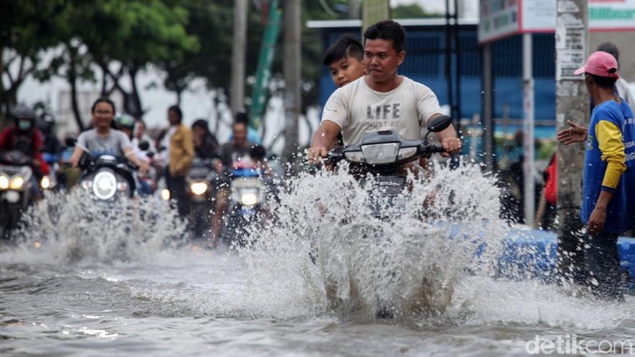 Sejumlah pengendara nekat terobos banjir di Jalan Raya Villa Mutiara Indah, Periuk, Tangerang, Kamis (6/1/2020). Banjir yang melanda kawasan ini sudah memasuki hari ke-5.