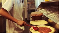 Bukan hanya suka memakannya saja, Austin Mahone juga dibuat penasaran dengan cara membuat pizza. Lihat momen ini saat Austin belajar buat pizza di sebuah restoran. Foto: Istimewa