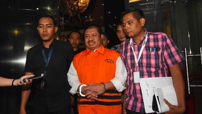 Bupati Bengkalis Amril Mukminin (tengah) digiring mengenakan rompi tahanan usai menjalani pemeriksaan di gedung KPK, Jakarta, Kamis (6/2/2020). Amril Mukminin ditahan usai diperiksa sebagai tersangka kasus dugaan suap proyek multiyears pembangunan jalan Duri - Sei Pakning di Kabupaten Bengkalis dengan nilai suap Rp5,6 miliar. ANTARA FOTO/Indrianto Eko Suwarso/foc.