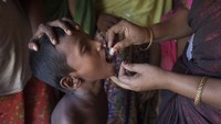 Hingga saat ini penyakit kolera masih kerap ditemui terjadi di sejumlah wilayah di dunia. Meski begitu kemajuan ilmu dan teknologi membuat vaksin kolera dapat ditemukan dan mampu menekan jumlah penderita penyakit ini. Vaksin tersebut dapat diberikan kepada anak-anak maupun orang dewasa. Paula Bronstein/Getty Images.