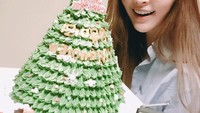 Masih berpose dengan kue, kali ini Jong Yoo Mi ditemani kue Natal bernuansa hijau. Merry christmas, tulisnya kala itu. Foto: Instagram yum_yum