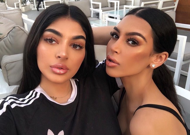 Dua bersaudari asal Inggris yang menetap di Dubai dan Kuwait ini memang telah lama diperbincangkan karena kemiripan mereka dengan Kim dan Kylie. Hampir dalam setiap foto, netizen mengomentari wajah dan gaya keduanya yang hampir persis. Foto: Instagram @soniaxfyza