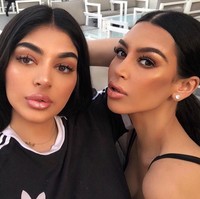 Dua bersaudari asal Inggris yang menetap di Dubai dan Kuwait ini memang telah lama diperbincangkan karena kemiripan mereka dengan Kim dan Kylie. Hampir dalam setiap foto, netizen mengomentari wajah dan gaya keduanya yang hampir persis. Foto: Instagram @soniaxfyza