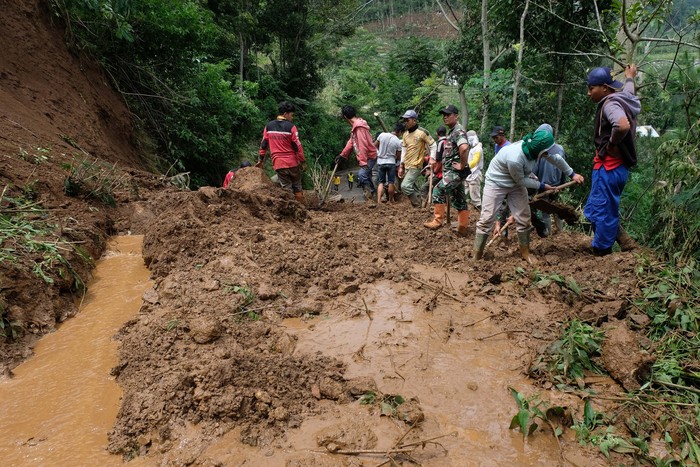 LONGSOR DI LERENG GUNUNG PRAU Sejumlah warga dibantu relawan dan anggota TNI menyingkirkan timbunan tanah longsor yang menutup jalan raya di kawasan lereng Gunung Prau, Desa Tawangsari, Wonoboyo, Temanggung, Jawa Tengah, Kamis (6/2/2020). Akibat curah hujan tinggi menyebabkan longsor di enam titik di jalur alternatif menuju dataran tinggi Dieng sehingga jalur tersebut ditutup total. ANTARA FOTO/Anis Efizudin/wsj.