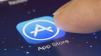 App Store (2008): Ekonomi Aplikasi. App Store menciptakan ekosistem aplikasi yang menghasilkan jutaan lapangan kerja baru dan ribuan bisnis dari nol. Konsep toko aplikasi yang kini dianggap lumrah ini adalah temuan Apple yang mengubah seluruh lanskap perangkat lunak konsumen. Foto: shutterstock