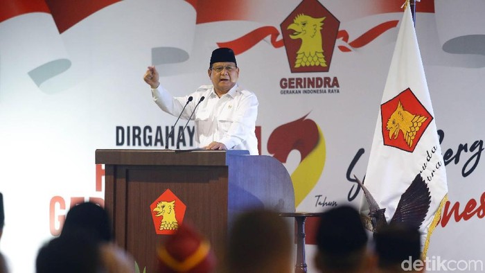 Ketum Partai Gerindra Prabowo Subianto melakukan prosesi potong tumpeng dalam perayaan HUT ke-12 Gerindra. Prabowo memberikan potongan tumpeng kepada Anies-Sandi.