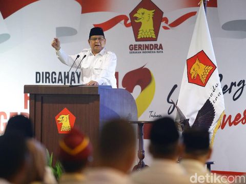 Ketum Partai Gerindra Prabowo Subianto melakukan prosesi potong tumpeng dalam perayaan HUT ke-12 Gerindra. Prabowo memberikan potongan tumpeng kepada Anies-Sandi.