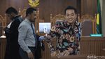 Gaya Finger Heart Sambil Cengengesan ala Eks Aspri Menpora