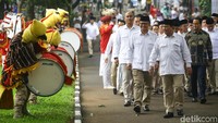 Prabowo sempat menyapa sejumlah anak yatim yang turut hadir dalam perayaan ini. Dia juga sempat menyapa jurnalis.