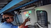 Petugas disiagakan selama 24 jam untuk mengoperasikan mesin penyedot banjir.