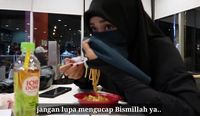 YouTuber Ini Tunjukkan Cara Makan Wanita Bercadar