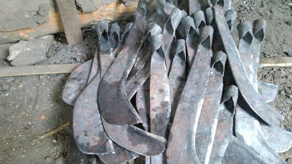Besi yang digunakan adalah besi per yang mengandung baja. Sehingga kualitas perkakas yang dihasilkan tajam, awet dan kuat. (Foto: Dadang Hermansyah/detikcom)