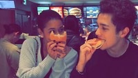 Burger juga tak terlewatkan untuk di santap. Ini adalah momen saat Austin dan mantan kekasih Katya ketika makan berdua di sebuah restoran burger. Foto: Istimewa