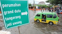 Tidak hanya motor, mobil dan angkot juga ikut menerobos banjir.