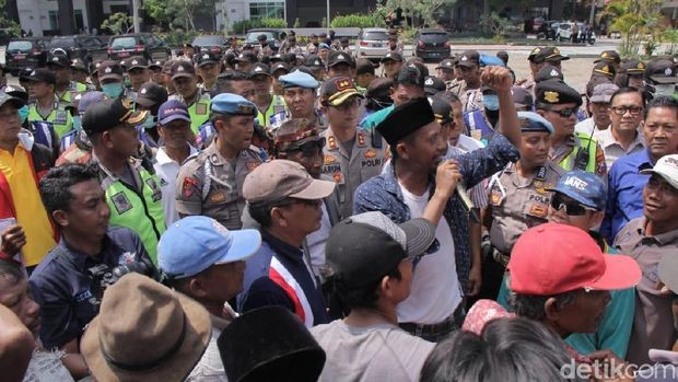 Pengunjuk rasa di Lamongan/
