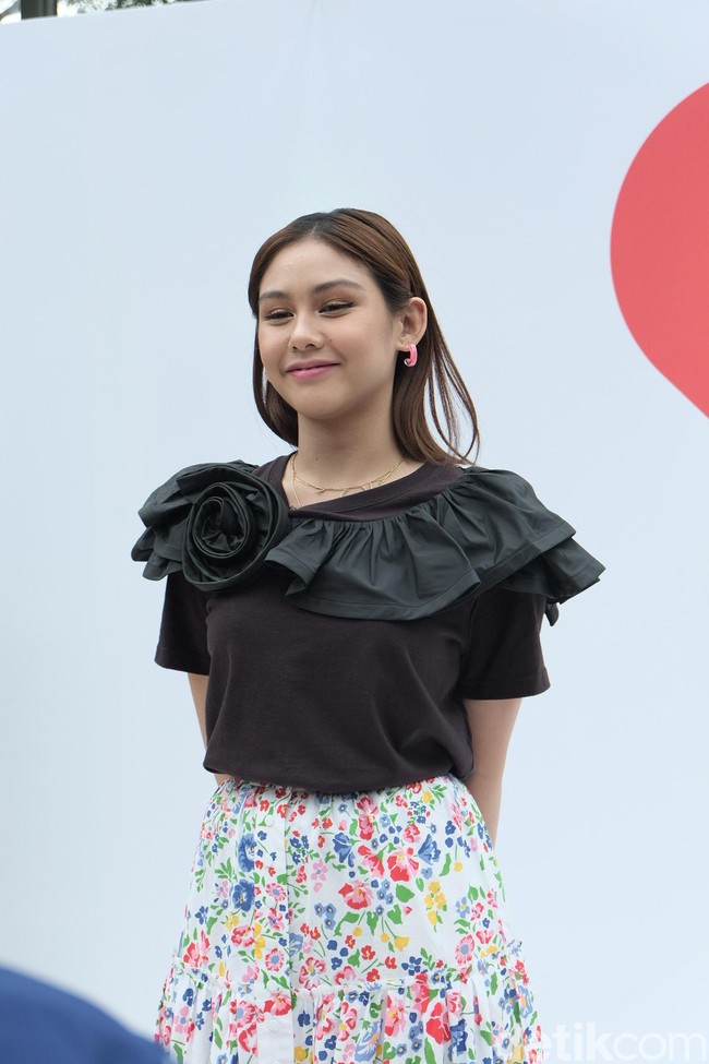 Aktris Vanesha Prescilla hadir di acara Google #YukMoveOn di kawasan SCBD, Jakarta Selatan, Kamis (6/2/2020). Vanesha tampil memesona dengan busana hitam yang dipadupadankan dengan rok midi bercorak flower. Foto: Anggi Mayasari / Wolipop