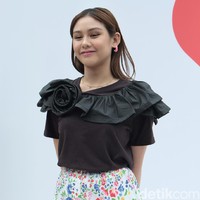 Aktris Vanesha Prescilla hadir di acara Google #YukMoveOn di kawasan SCBD, Jakarta Selatan, Kamis (6/2/2020). Vanesha tampil memesona dengan busana hitam yang dipadupadankan dengan rok midi bercorak flower. Foto: Anggi Mayasari / Wolipop