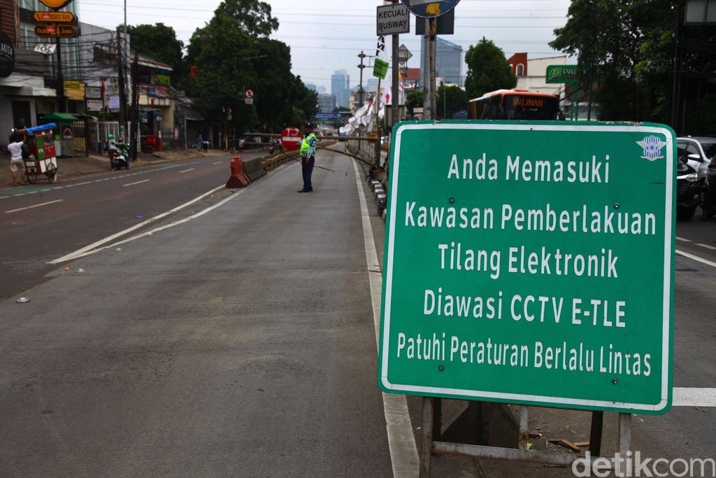 Sejak diberlakukan tilang elektornik, sejumlah pelanggaran didominasi para pemotor yang masih nekat menerobos jalur TransJakarta.