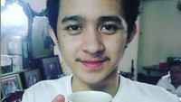 Momen yang ini memperlihatkan Nakula yang sedang throwback soal masa kecilnya. Dengan minum menggunakan mug yang terdapat gambar dirinya sendiri semasa kecil. Foto: Istimewa