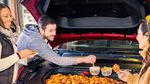 Saat Kap Mesin Mobil Jadi Kompor untuk Memasak