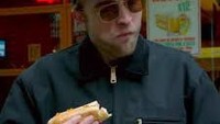 Selain burger, Robert Pattinson ternyata pencinta hot dog. Lihat saja nih momennya ‘tertangkap’ memegang dan mengunyah hot dog. Foto: Istimewa