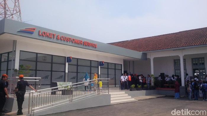 Tugu Soekarno di Stasiun Jatibarang Indramayu
