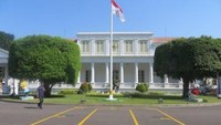 Bangunan bersejarah lainnya yaitu Istana Negara yang letaknya menghadap Taman Monumen Nasional dan membelakangi Istana Merdeka. Awalnya, Istana Negara merupakan kediaman pribadi seorang warna negara belanda, lalu sempat diambil alih oleh pemerintah hindia belanda. (Kemendikbud)
