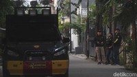 Aparat kepolisian bersenjata lengkap dan kendaraan taktis juga sudah berjaga di setiap sisi jalan rumah Novel Baswedan.