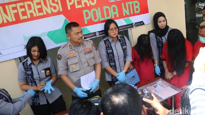 Polisi merilis penangkapan dua penari telanjang di Senggigi Lombok (Dok. Polda NTB)