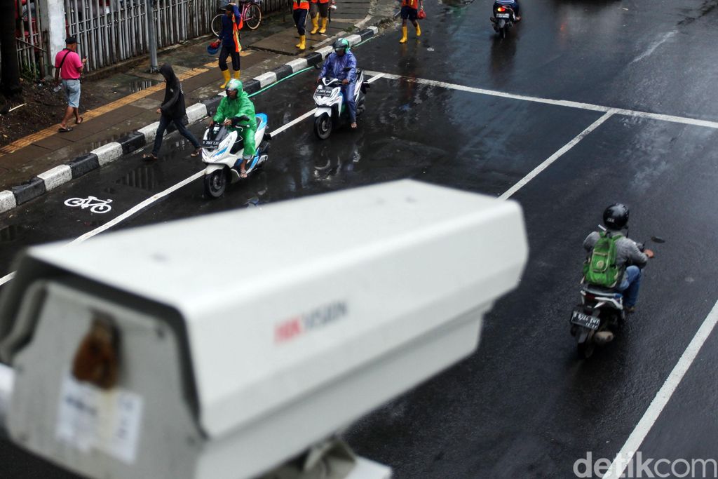Pemasangan kamera tilang elektronik atau E-TLE diperluas. Kali ini kamera e-TLE yang dipasang di Jalan Gajah Mada, Jakarta, siap memantau pengendara yang melanggar lalu lintas.