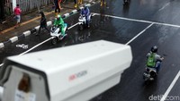 Sejumlah pengendara sepeda motor nekat melanggar lalu lintas meski telah dipantau kamera E-TLE.