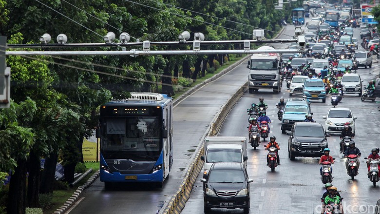 Kamera e-Tilang di Gajah Mada Pemasangan kamera tilang elektronik atau E-TLE diperluas. Kali ini kamera e-TLE yang dipasang di Jalan Gajah Mada, Jakarta, siap memantau pengendara yang melanggar lalu lintas.